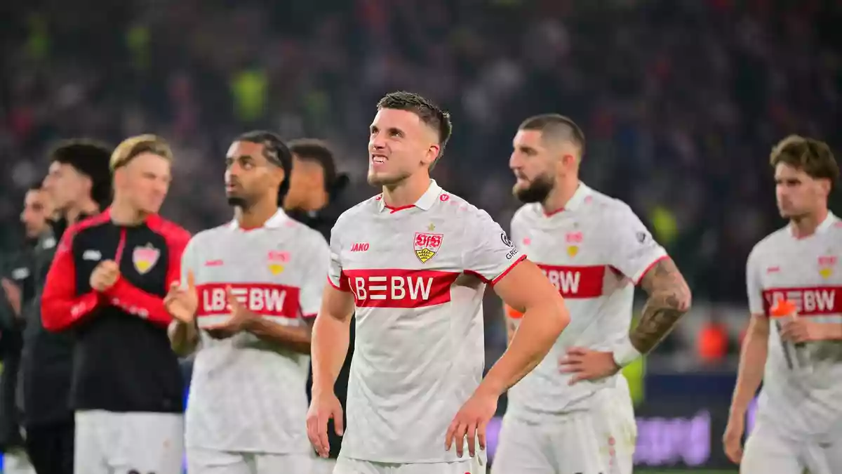 Ermedin Demirovic (M.) und seine VfB-Kollegen kurz nach dem Abpfiff. - Bild: Jan-Philipp Strobel/dpa