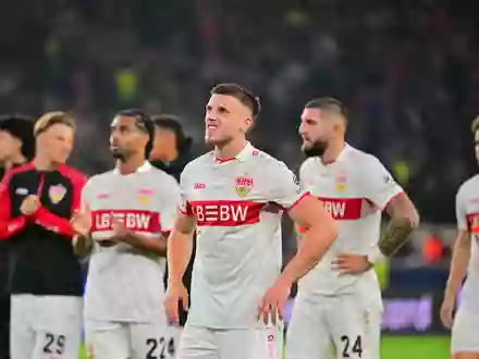 Ermedin Demirovic (M.) und seine VfB-Kollegen kurz nach dem Abpfiff. - Foto: Jan-Philipp Strobel/dpa