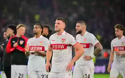 Ermedin Demirovic (M.) und seine VfB-Kollegen kurz nach dem Abpfiff. - Foto: Jan-Philipp Strobel/dpa