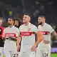 Ermedin Demirovic (M.) und seine VfB-Kollegen kurz nach dem Abpfiff. - Bild: Jan-Philipp Strobel/dpa