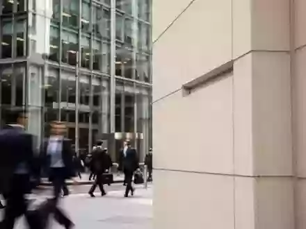 Geschäftiges Finanzviertel mit Bürogebäuden bei Tageslicht. - Foto: über boerse-global.de