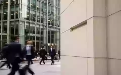 Geschäftiges Finanzviertel mit Bürogebäuden bei Tageslicht. - Foto: über boerse-global.de