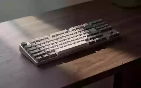 Eine mechanische Tastatur auf einem dunklen Holztisch in einem minimalistischen Büro bei natürlichem Lichteinfall. - Foto: über boerse-global.de