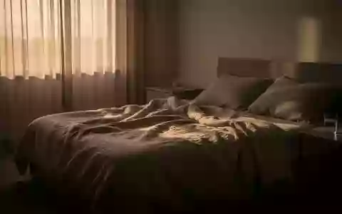 Ein ungemachtes Bett in einem ruhig beleuchteten Schlafzimmer bei Tagesanbruch, das eine Atmosphäre der Einsamkeit und Ruhe vermittelt. - Foto: über boerse-global.de