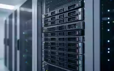 Moderne Server-Infrastruktur in einem professionellen Rechenzentrum bei gedimmtem Licht. - Foto: über boerse-global.de