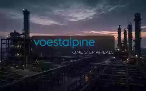 Moderne Industrieanlage mit glühendem Stahl in einer Produktionshalle. - Foto: über boerse-global.de