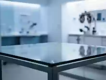 Ein minimalistischer, klinischer Untersuchungsraum mit weichem Licht, der eine professionelle medizinische Umgebung symbolisiert. - Foto: über boerse-global.de