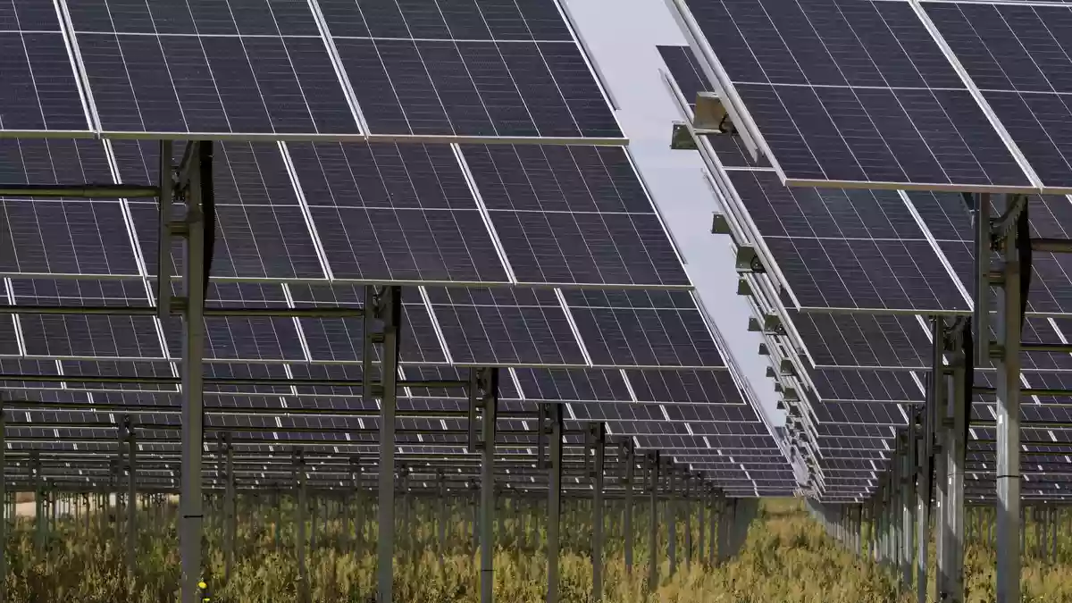 Hat sich deutlich schneller entwickelt als angenommen: der Ausbau erneuerbarer Energien, insbesondere der Solarenergie. - Bild: Michael Bahlo/dpa