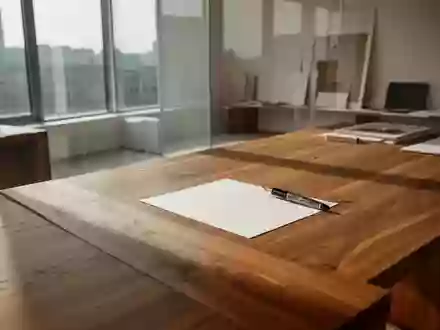 Ein minimalistischer, heller Arbeitsplatz in einem modernen Architektenbüro mit einem leeren Blatt Papier auf einem Holztisch. - Foto: über boerse-global.de