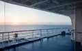 Blick von der Brücke eines modernen Frachtschiffs auf den weiten, ruhigen Ozean bei Sonnenaufgang. - Foto: über boerse-global.de