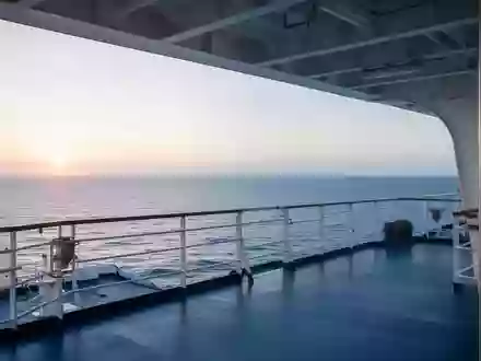 Blick von der Brücke eines modernen Frachtschiffs auf den weiten, ruhigen Ozean bei Sonnenaufgang. - Foto: über boerse-global.de