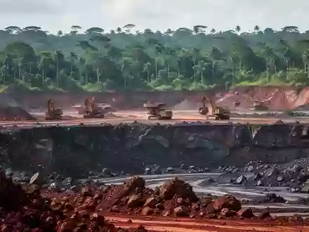 Ein offener Tagebau in einer brasilianischen Landschaft mit schweren Maschinen und üppiger Vegetation bei Tageslicht. - Foto: über boerse-global.de
