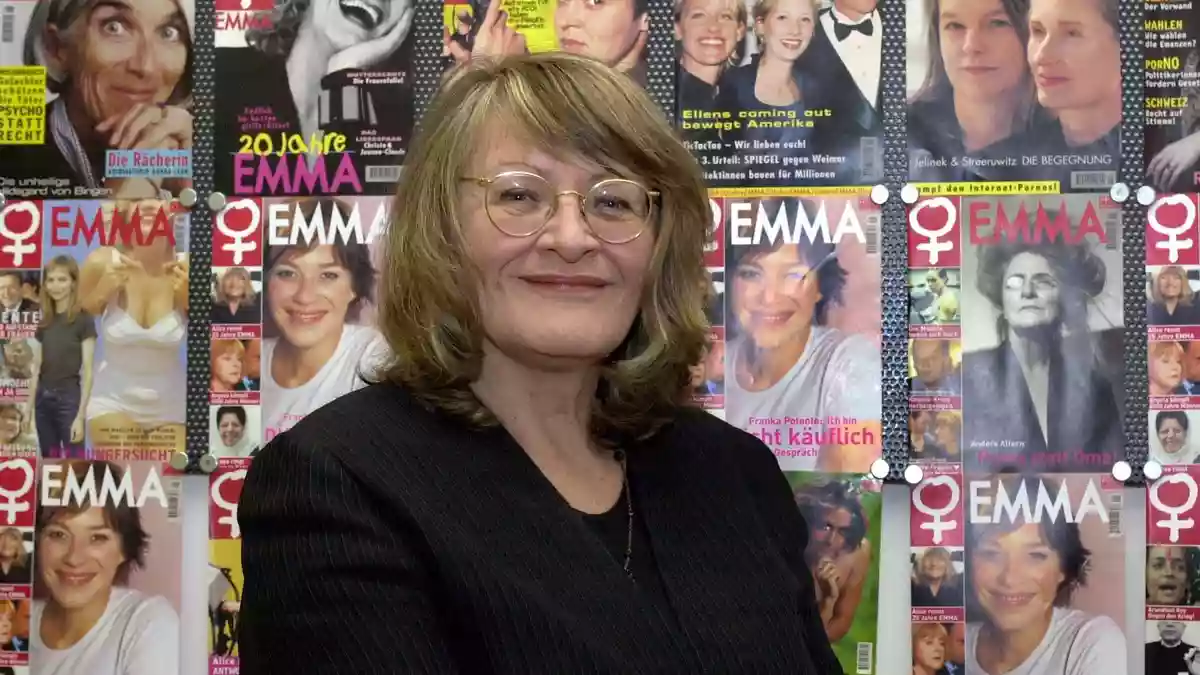 Alice Schwarzer posiert 2002 zum 25-jährigen Bestehen von «Emma» vor Titelbildern. (Archivbild) - Bild: picture-alliance / dpa/dpaweb