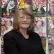 Alice Schwarzer posiert 2002 zum 25-jährigen Bestehen von «Emma» vor Titelbildern. (Archivbild) - Bild: picture-alliance / dpa/dpaweb