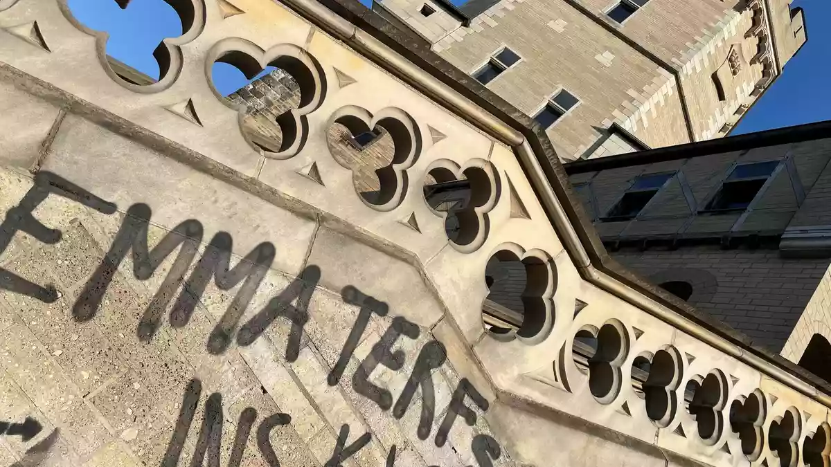Mit Graffiti am Bayenturm mit der «Emma»-Redaktion protestieren Unbekannte gegen Alice Schwarzers Haltung zu Transmenschen. (Archivbild) - Bild: Christoph Driessen/dpa