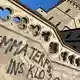 Mit Graffiti am Bayenturm mit der «Emma»-Redaktion protestieren Unbekannte gegen Alice Schwarzers Haltung zu Transmenschen. (Archivbild) - Bild: Christoph Driessen/dpa