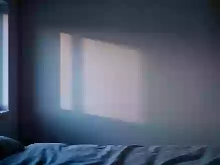 Sanftes Morgenlicht, das in einem minimalistischen Raum durch ein Fenster auf eine leere Wand fällt und den Tag-Nacht-Rhythmus symbolisiert. - Foto: über boerse-global.de