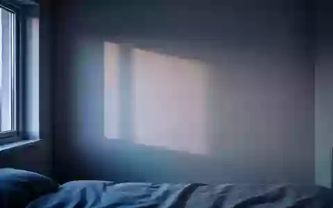Sanftes Morgenlicht, das in einem minimalistischen Raum durch ein Fenster auf eine leere Wand fällt und den Tag-Nacht-Rhythmus symbolisiert. - Foto: über boerse-global.de