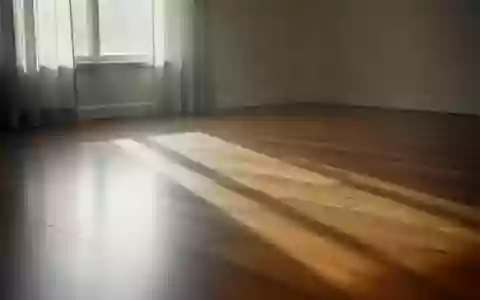 Ein minimalistischer, ruhiger Raum mit sanftem Tageslicht, das auf einen sauberen Holzboden fällt und eine Atmosphäre der Achtsamkeit vermittelt. - Foto: über boerse-global.de