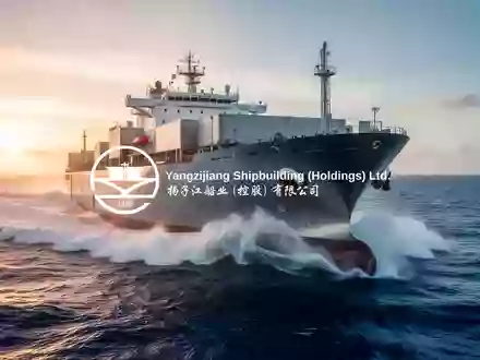 Ein riesiges Handelsschiff auf hoher See bei Sonnenaufgang, das die maritime Industrie symbolisiert. - Foto: über boerse-global.de
