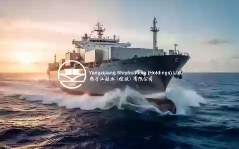 Ein riesiges Handelsschiff auf hoher See bei Sonnenaufgang, das die maritime Industrie symbolisiert. - Foto: über boerse-global.de
