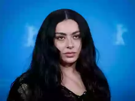 Charli xcx hat ihre Stimme verloren. (Archivbild) - Foto: Soeren Stache/dpa