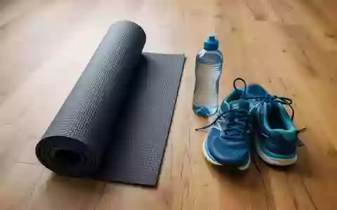 Symbolbild: Yogamatte, Trinkflasche und Laufschuhe - Foto: über boerse-global.de