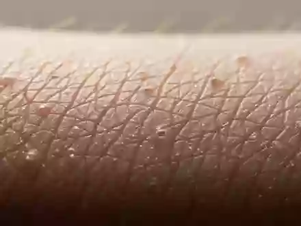 Nahaufnahme einer gesunden Hautoberfläche mit feiner Textur bei natürlichem Licht. - Foto: über boerse-global.de