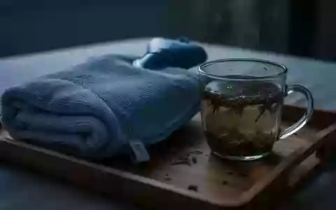 Symbolbild: Wärmflasche, Handtuch und Kräutertee - Foto: über boerse-global.de