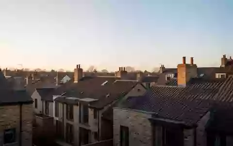 Wohnviertel mit Wohnhäusern und Schornsteinen bei Sonnenuntergang. - Foto: über boerse-global.de