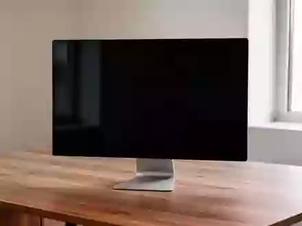Ein leerer, moderner Arbeitsplatz mit einem ausgeschalteten Monitor und natürlichem Lichteinfall in einem minimalistischen Büro. - Foto: über boerse-global.de