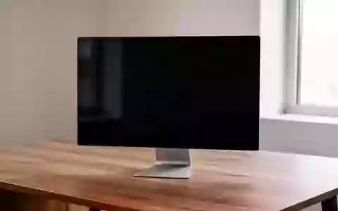 Ein leerer, moderner Arbeitsplatz mit einem ausgeschalteten Monitor und natürlichem Lichteinfall in einem minimalistischen Büro. - Foto: über boerse-global.de