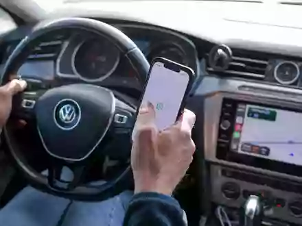 Die mit der Digitaltechnik im Auto einhergehende Ablenkung erhöht nach Analyse der Allianz das Unfallrisiko ganz erheblich. (Symbolbild)  - Foto: Jan Woitas/dpa