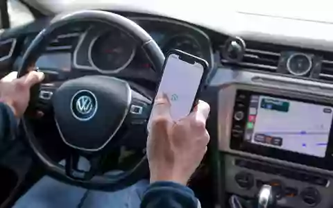 Die mit der Digitaltechnik im Auto einhergehende Ablenkung erhöht nach Analyse der Allianz das Unfallrisiko ganz erheblich. (Symbolbild)  - Foto: Jan Woitas/dpa