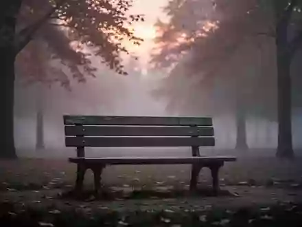 Eine einsame Parkbank in einer nebligen, herbstlichen Parklandschaft bei Dämmerung, die Ruhe und Stille vermittelt. - Foto: über boerse-global.de