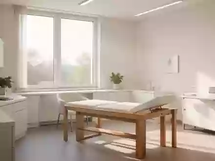 Ein heller, moderner Behandlungsraum in einer Klinik mit einer Untersuchungsliege und einfallendem Tageslicht. - Foto: über boerse-global.de