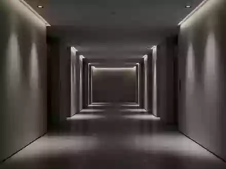 Ein minimalistischer Flur in einem modernen Bankgebäude mit polierten Betonböden und dezenter Beleuchtung. - Foto: über boerse-global.de