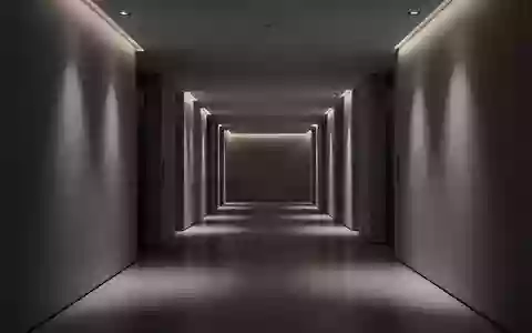 Ein minimalistischer Flur in einem modernen Bankgebäude mit polierten Betonböden und dezenter Beleuchtung. - Foto: über boerse-global.de