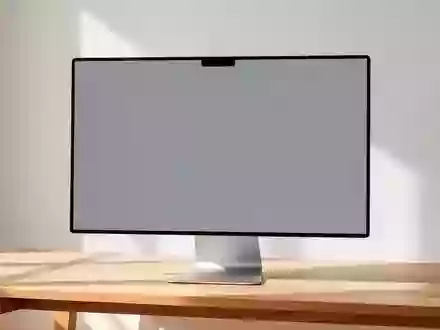 Ein minimalistischer Arbeitsplatz mit einem modernen Monitor auf einem hellen Holztisch in einem hellen, sonnendurchfluteten Raum. - Foto: über boerse-global.de