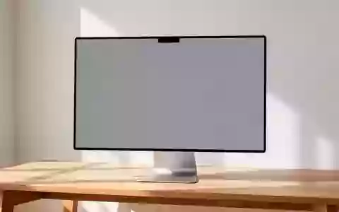 Ein minimalistischer Arbeitsplatz mit einem modernen Monitor auf einem hellen Holztisch in einem hellen, sonnendurchfluteten Raum. - Foto: über boerse-global.de