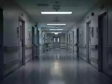 Ein steriler, menschenleerer Flur in einem modernen Krankenhaus bei gedimmtem Licht. - Foto: über boerse-global.de