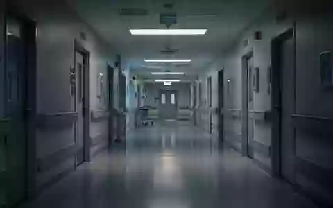 Ein steriler, menschenleerer Flur in einem modernen Krankenhaus bei gedimmtem Licht. - Foto: über boerse-global.de