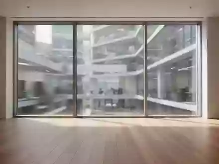 Ein heller, minimalistischer Büroraum mit großen Fenstern und natürlichem Lichteinfall, der bewusst frei von Möbeln und Arbeitsgeräten gehalten ist. - Foto: über boerse-global.de