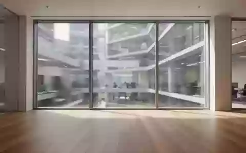 Ein heller, minimalistischer Büroraum mit großen Fenstern und natürlichem Lichteinfall, der bewusst frei von Möbeln und Arbeitsgeräten gehalten ist. - Foto: über boerse-global.de