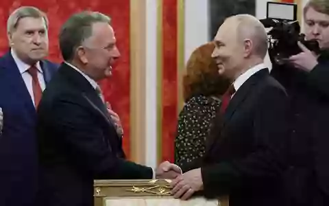 Der US-Unterhändler Steve Witkoff will bei einem neuen Besuch in St. Petersburg Kremlchef Wladimir Putin neue Vorschläge für eine Friedenslösung im russischen Angriffskrieg gegen die Ukraine unterbreiten. (Archivbild) - Foto: Mikhail Metzel/Pool Sputnik Kremlin/AP/dpa