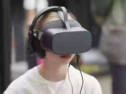 VR-Brille im Einsatz (Archiv) - Foto: via dts Nachrichtenagentur
