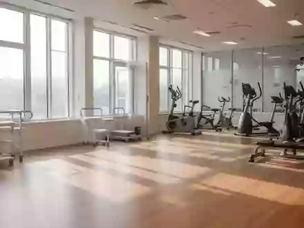 Heller, minimalistischer Rehabilitationsraum mit Trainingsgeräten in einer Klinik. - Foto: über boerse-global.de