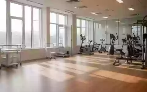 Heller, minimalistischer Rehabilitationsraum mit Trainingsgeräten in einer Klinik. - Foto: über boerse-global.de