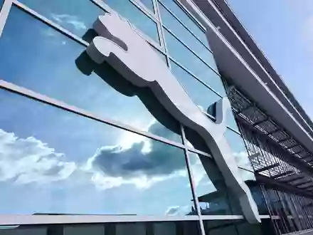 Der größte Aktionär des Sportartikelunternehmens Puma kommt jetzt aus China. (Archivbild)  - Foto: Daniel Löb/dpa