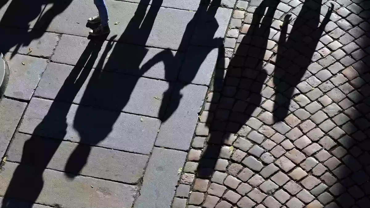 In den Großstädten stellen junge Erwachsene im Alter zwischen 25 und 34 Jahren die größte Altersgruppe, außerhalb der Großstädte sind es die in den 1950er und 1960er Jahren geborenen Babyboomer. (Symbolbild) - Bild: Matthias Hiekel/dpa-Zentralbild/dpa